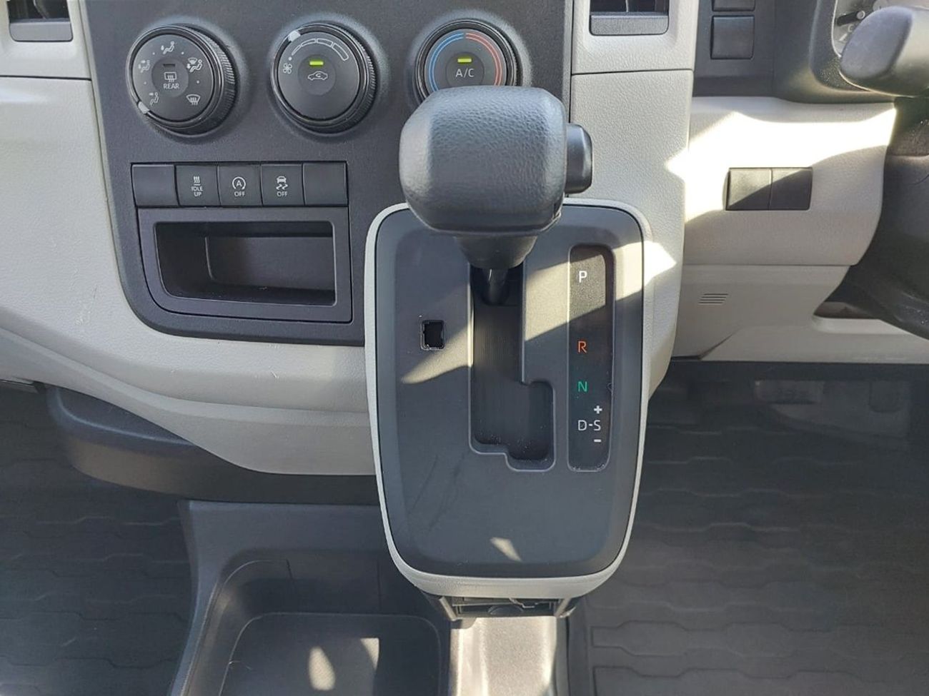 Toyota Hiace TOYOTA HIACE COMMUTER VAN RHD 2024 MODEL 2.8 L DIESEL AUTOMATIC(PM22807)