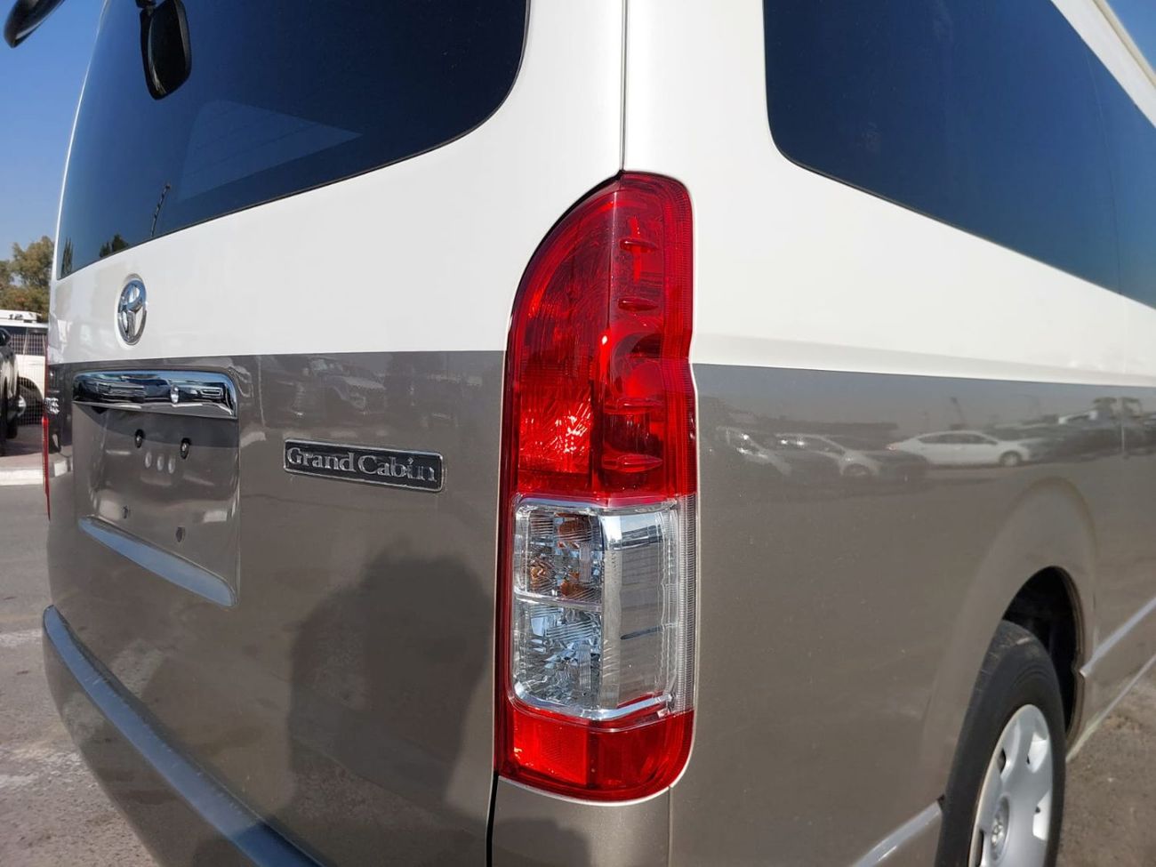 Toyota Hiace TOYOTA HIACE COMMUTER VAN RHD 2016 MODEL 2.7 L PETROL AUTOMATIC(PM10044)