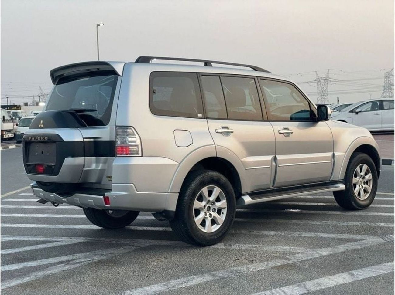 ميتسوبيشي باجيرو 2022 Mitsubishi Pajero GLS 3.0L MidOption+ 7 Seater - 4x4 AWD - Rear CAM - Original Paint -