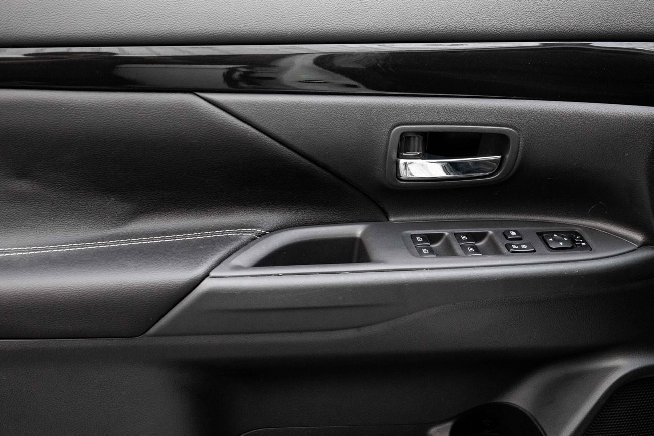 Mitsubishi Outlander Outlander Standard | 1,078 P.M | 0% Downpayment | Warranty | Low KM | Pristine!