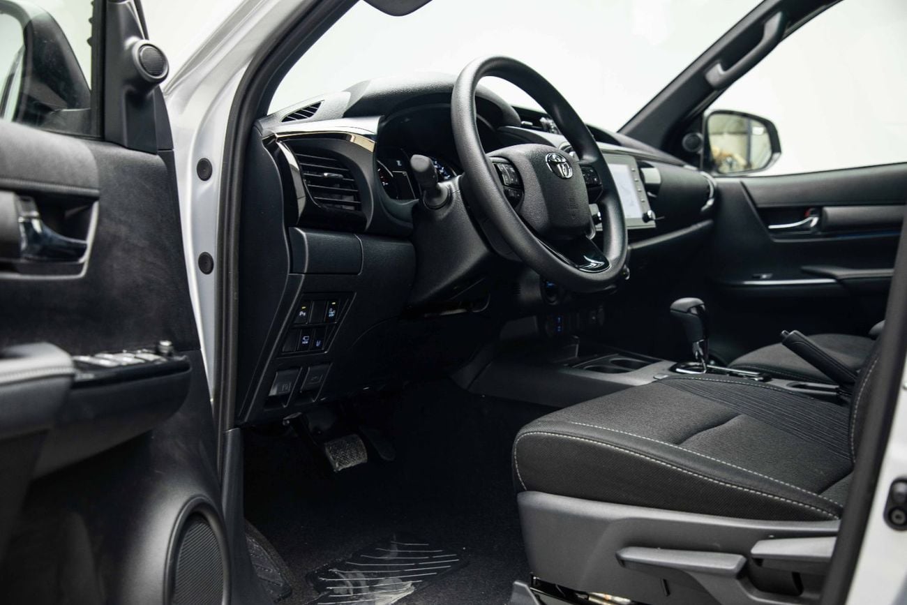 تويوتا هيلوكس Adventure 4.0 - Silver Metallic Inside MLM Black | Export Only
