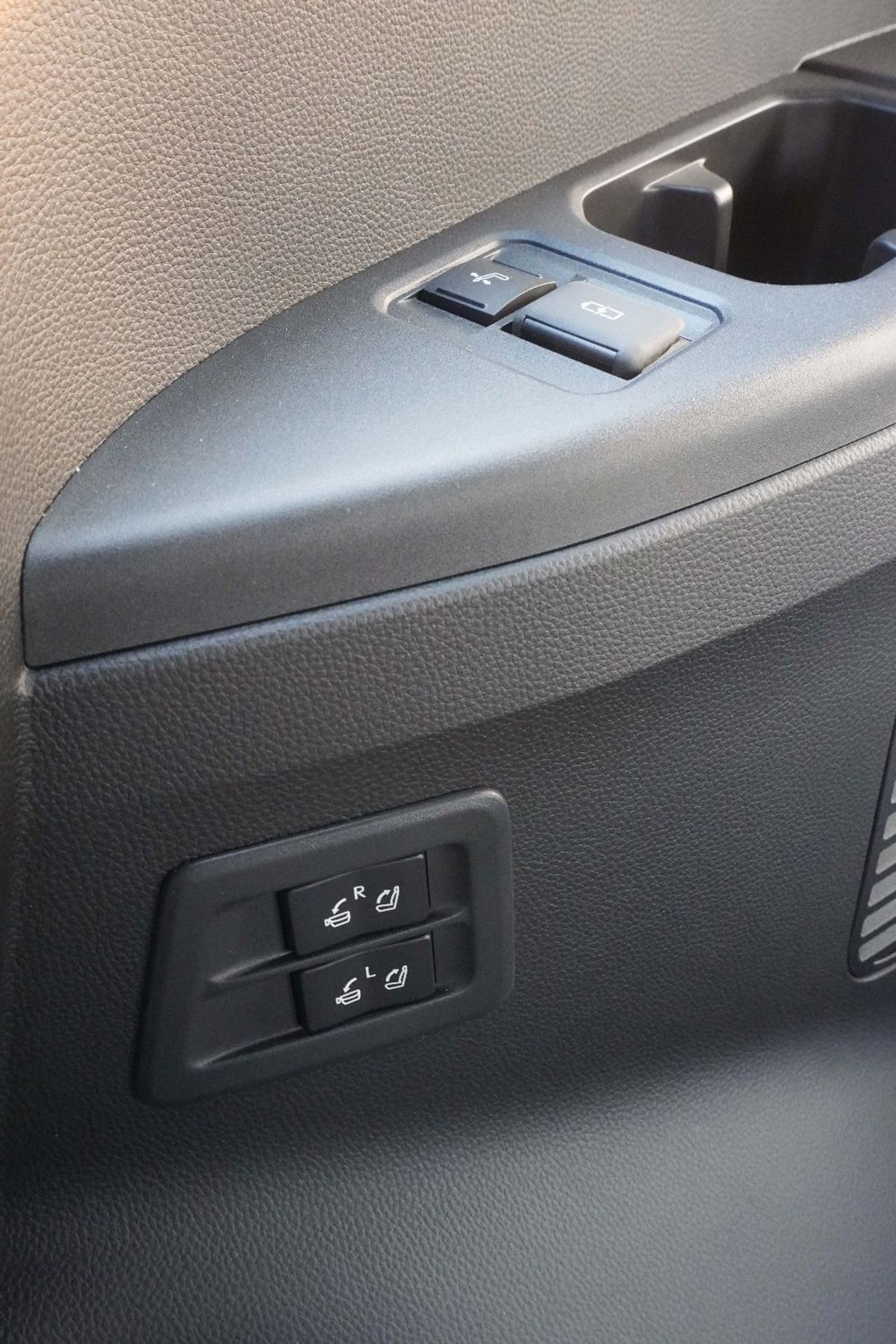 لكزس LX 700h 2025 MODEL LEXUS-LX700 3.5L HEV OVERTRAIL (SUNROOF, 360 DEGREE CAMERA, BSM, HEAD-UP DISPLAY)