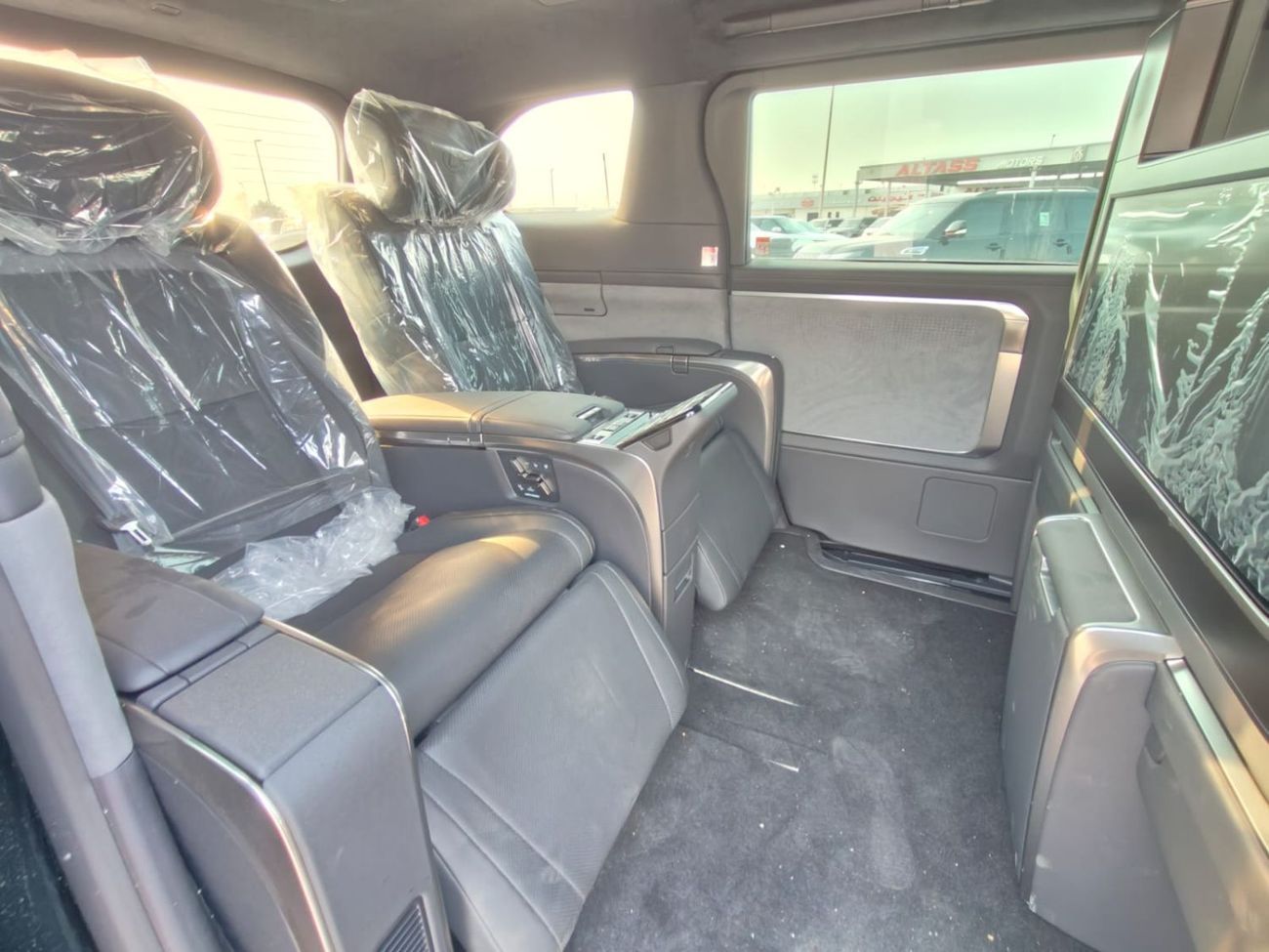 Lexus LM 350h 2025 Lexus LM350h VIP 4-Seater 2.5L 4-Cyl Hybrid A/T Export Only