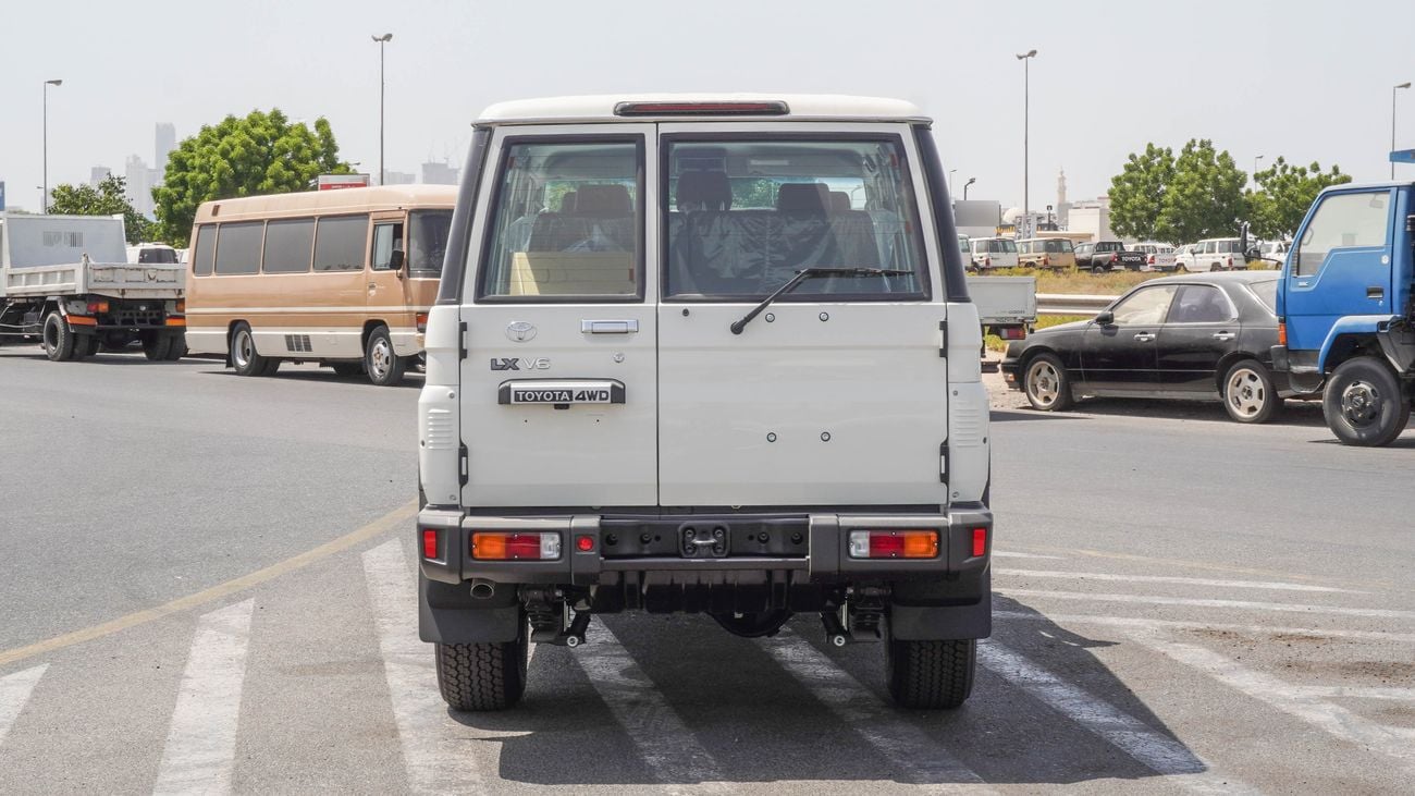 تويوتا لاند كروزر 70 LX 4.0 L V6