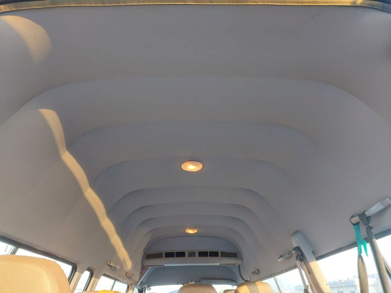 Toyota Hiace TOYOTA HIACE COMMUTER VAN RHD 2001 MODEL 2.4 L PETROL AUTOMATIC(PM06526)