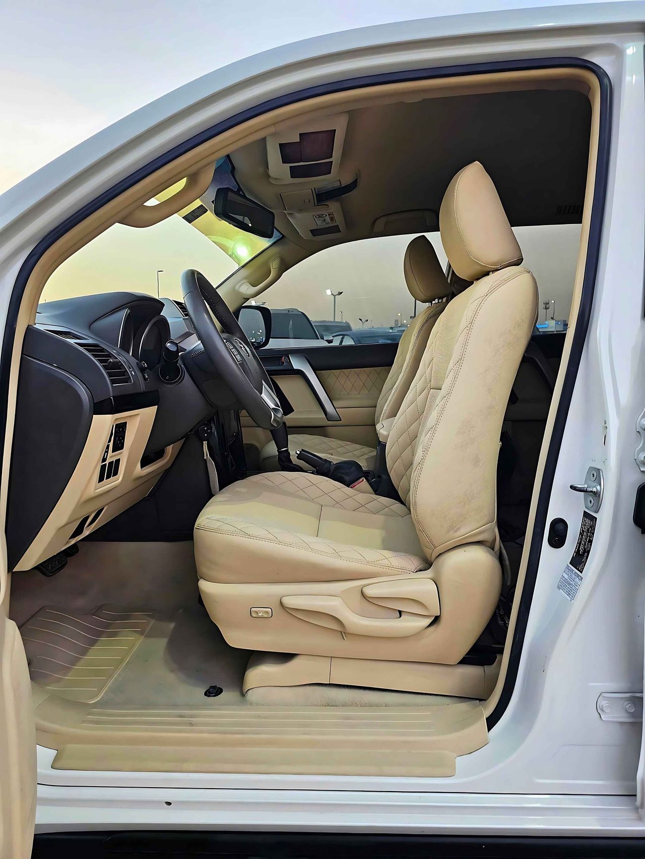 تويوتا برادو GXR V4 2.7L/ 4WD GCC/  LEATHER SEATS/ DVD CAMERA/  TYRE DOWN/  LOW MILEAGE/ EXPORT ONLY / LOT#64297