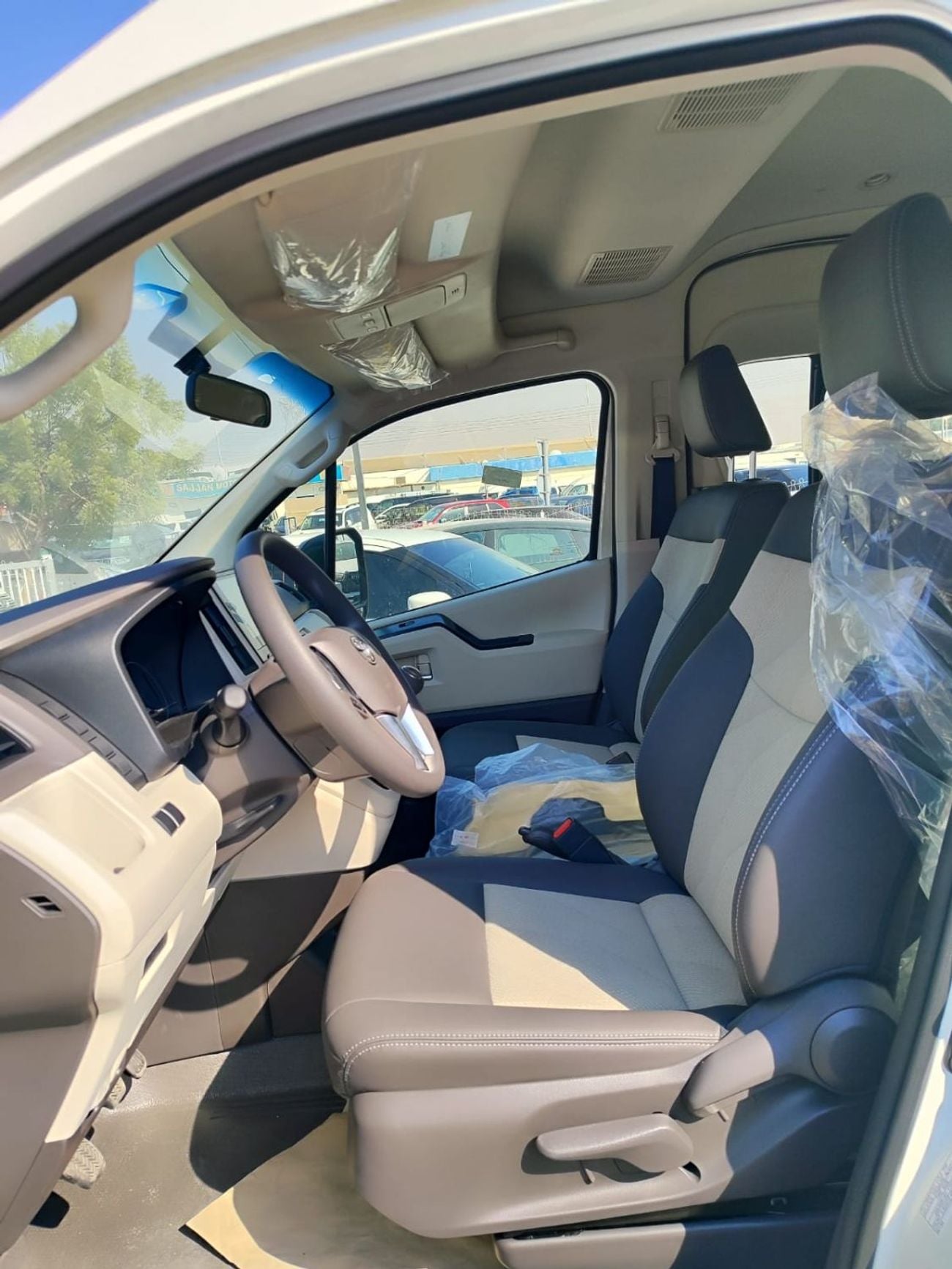 Toyota Hiace - Toyota Hiace GL HIGHROOF / 13 SEATER / REAR CAMERA / 3.5L PETROL A/T / WHITE BUMPER