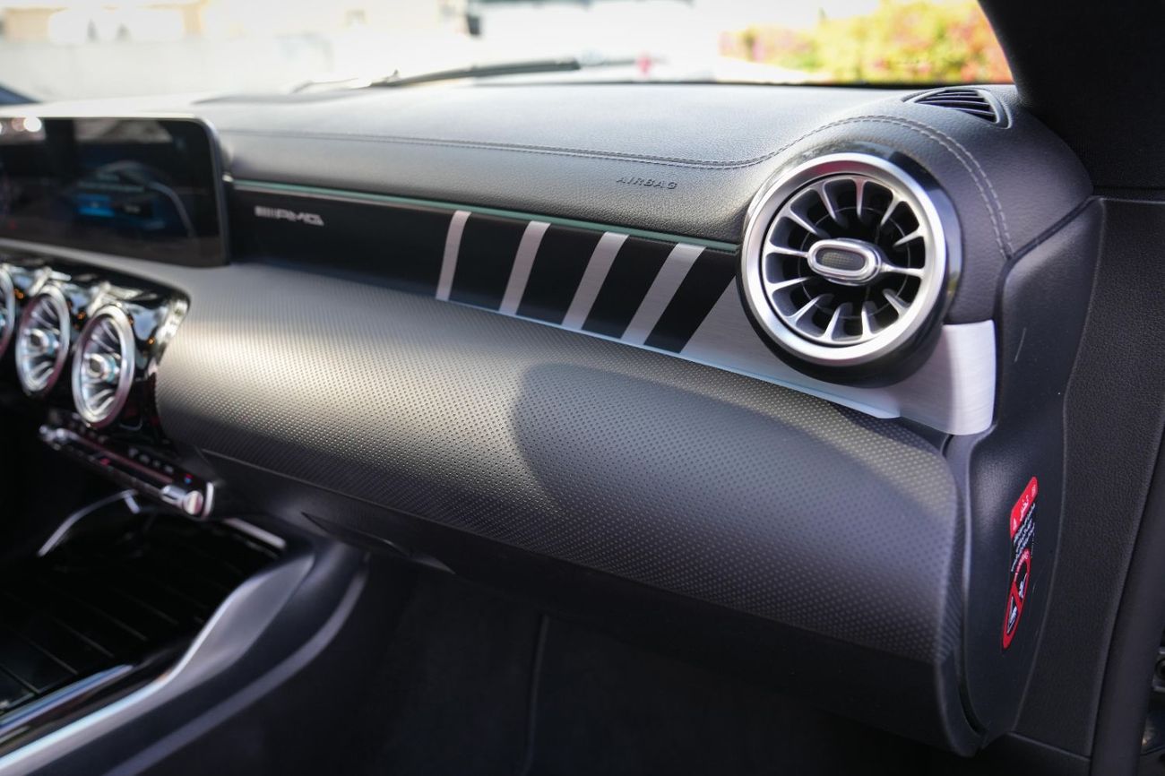 مرسيدس بنز CLA 35 AMG 4MATIC 2021!! GCC SPECS!! LOW MILEAGE!! FULL SERVICE HISTORY FROM THE DEALER