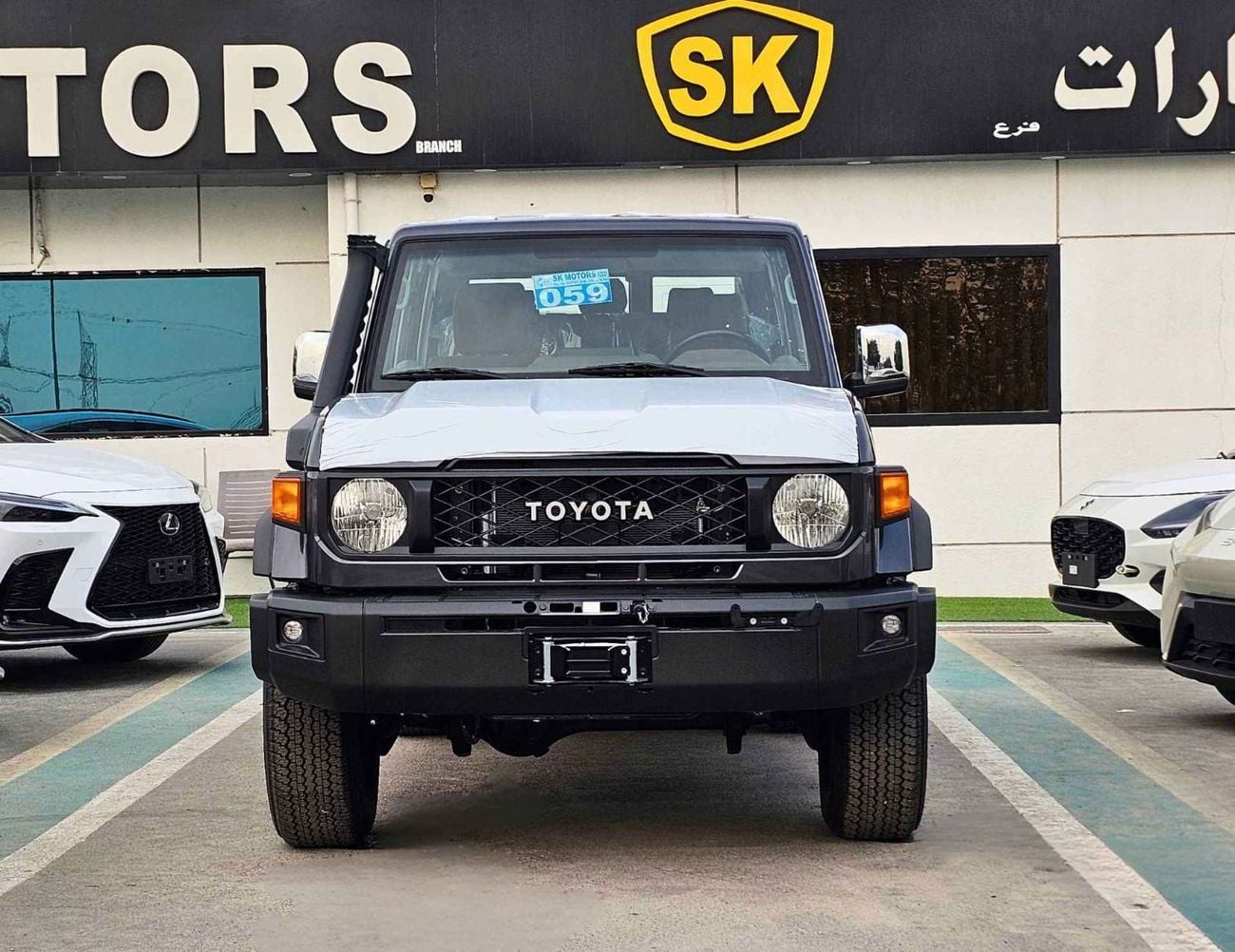 Toyota Land Cruiser 70 LX LC76 / 4.0L PETROL A/T / DIFFLOCK / WINCH, SNORKEL / REFRIGERATOR / OVER FENDER (CODE # 76PAF)