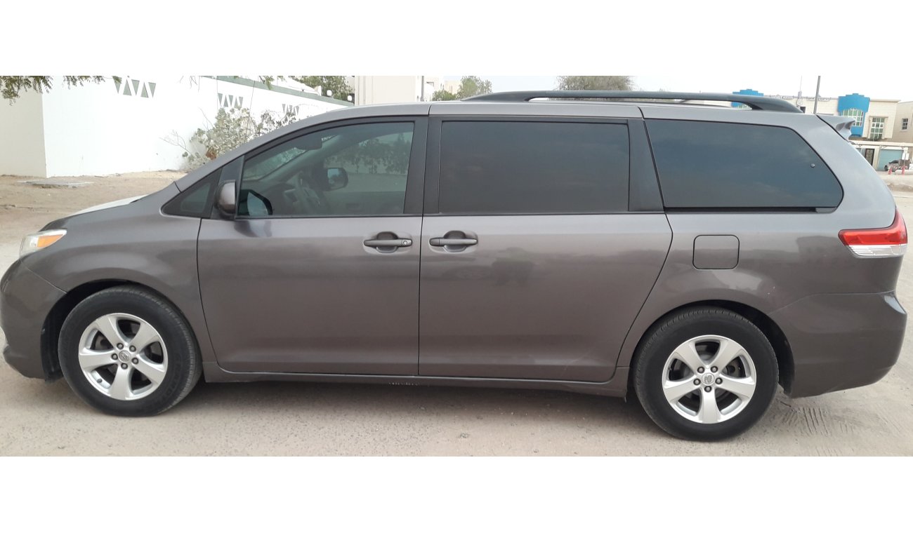 Toyota Sienna LE