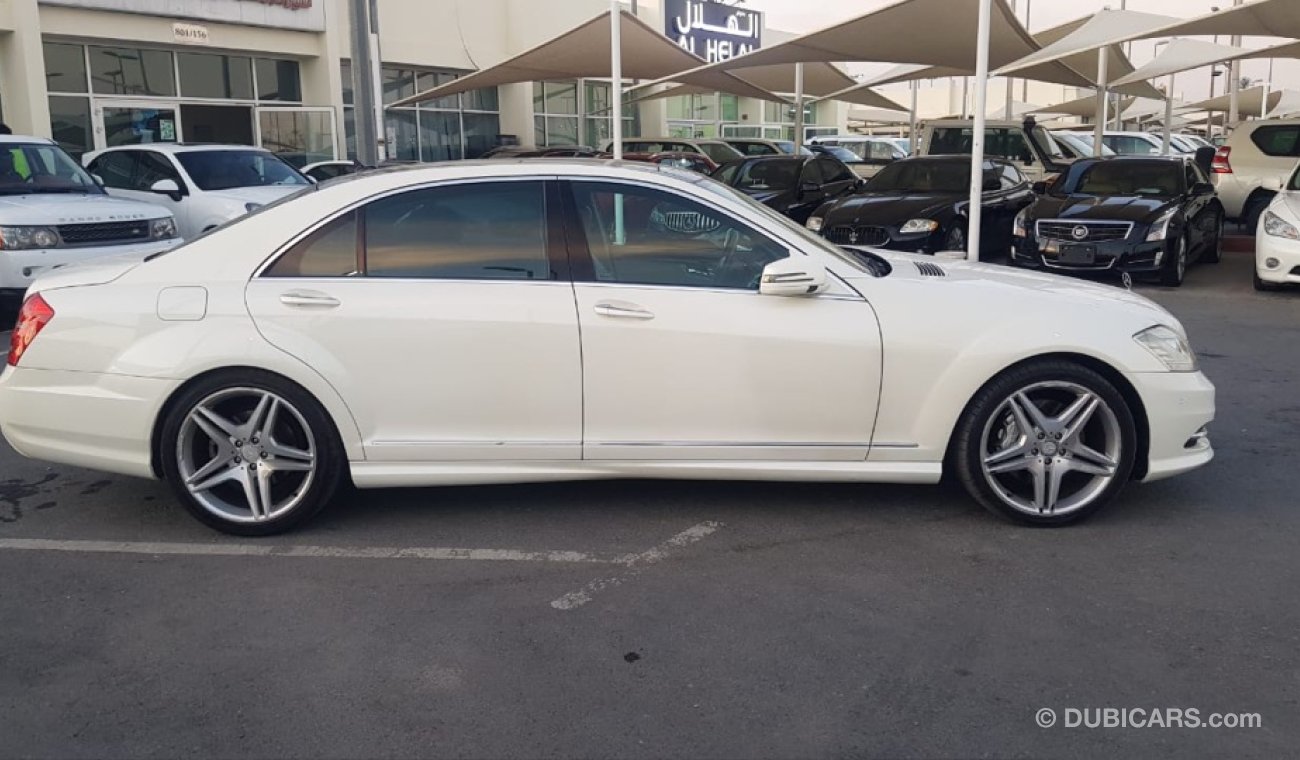 مرسيدس بنز S 350 موديل 2011 حاله ممتازه من الداخل والخارج فل مواصفات كراسي جلد ومثبت سرعه وتكييف خلفي ونظام صوت ممتاز