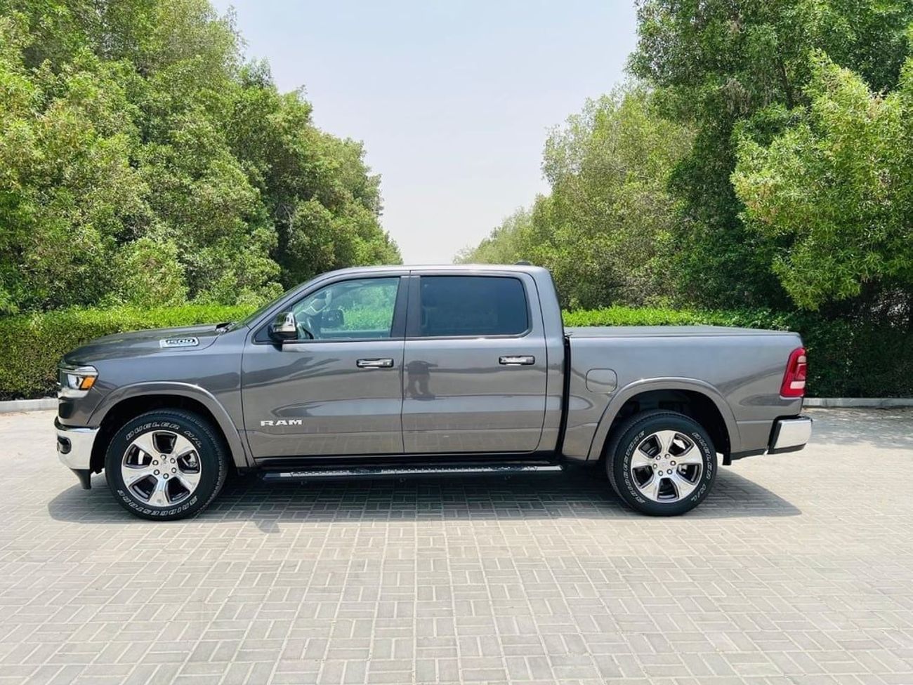 RAM 1500 Laramie Crew Cab 5.7L Dodge RAM Laramie - 2022 - Grey