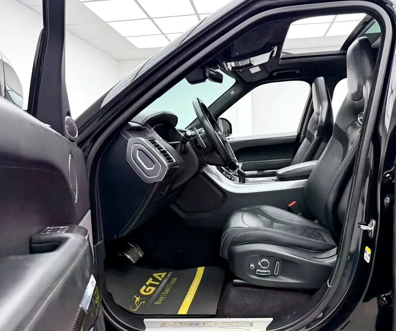 Land Rover Range Rover Sport SVR, Full RR Service History, Carbon Fiber Interior, Fully Loaded, GCC