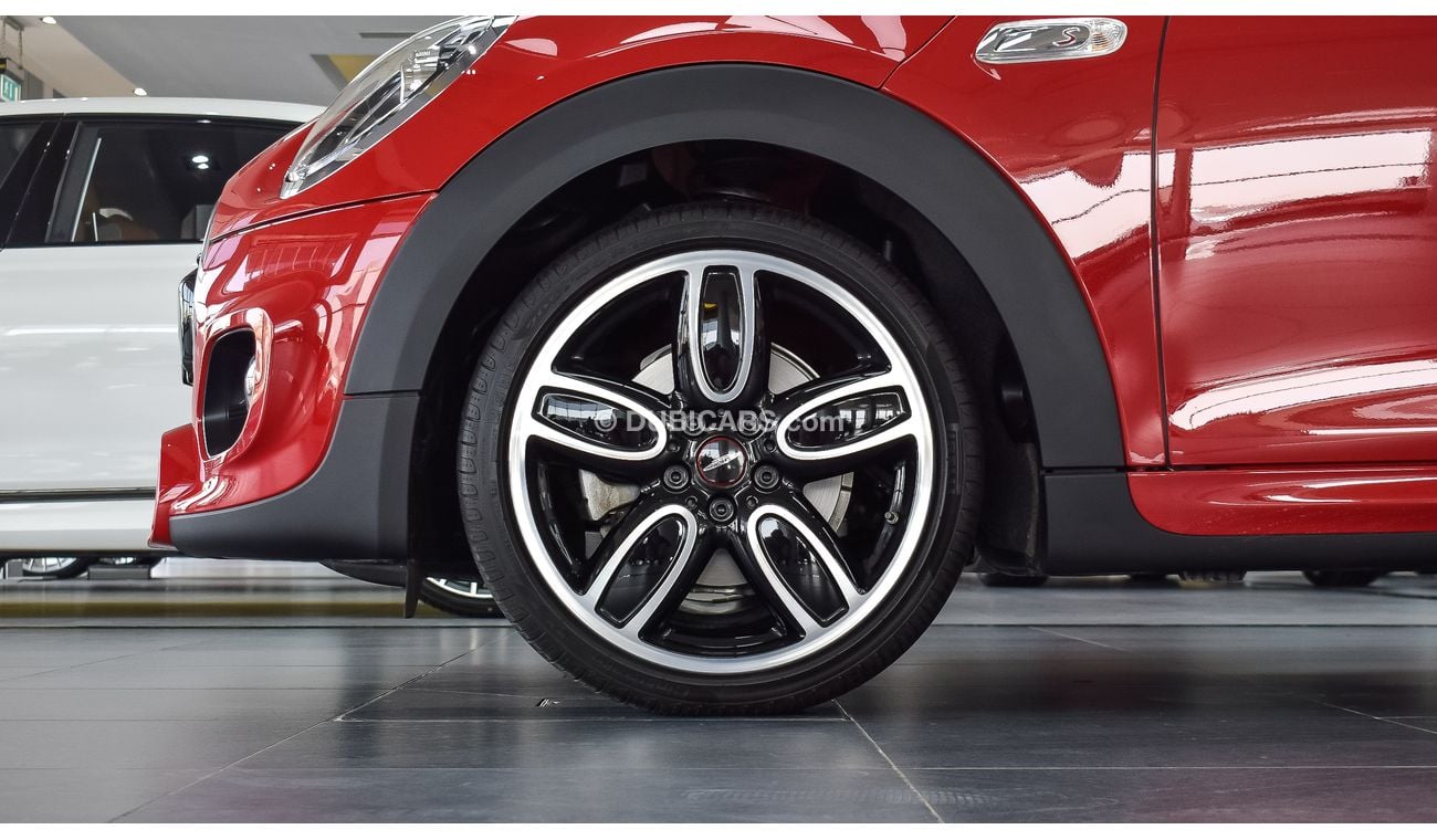 Mini Cooper S hatchback 5 doors with JCW kit