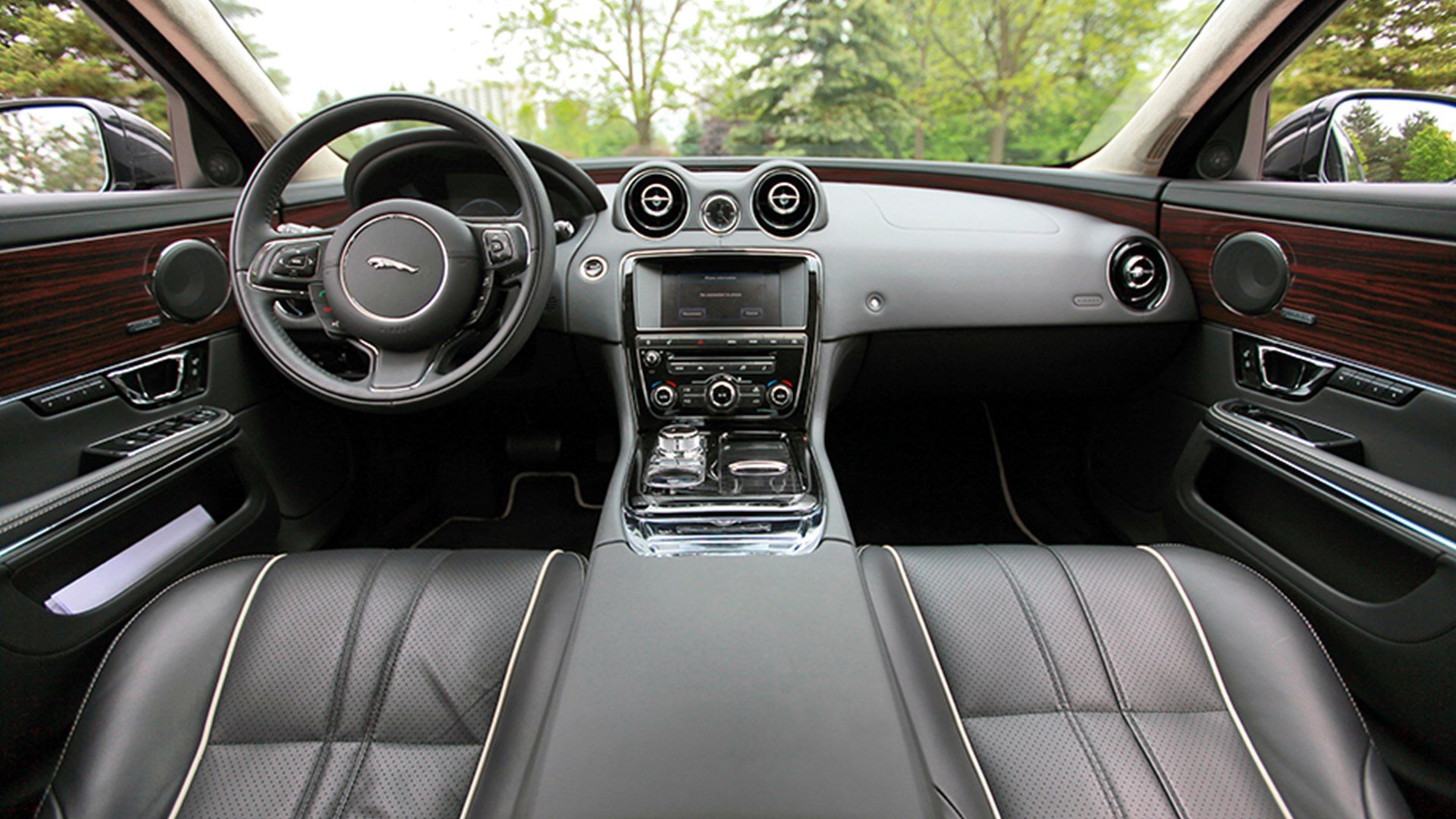 Jaguar XJ interior - Cockpit