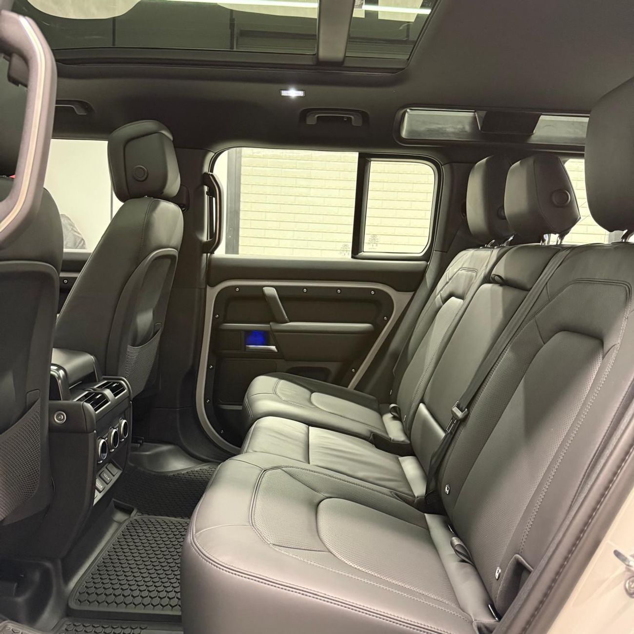 لاند روفر ديفندر 110 P400 X-Dynamic HSE | Brand New | New Color | Al Tayer Warranty & Service Contract