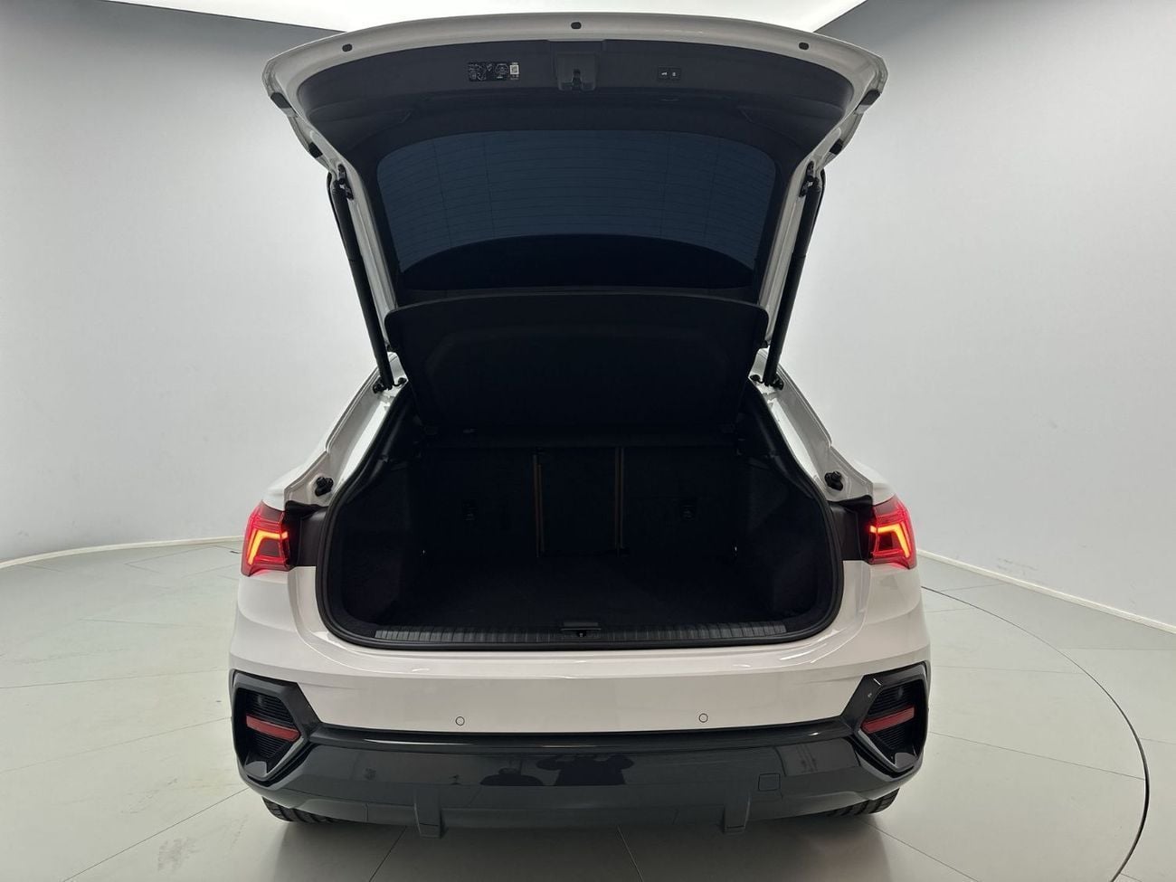 Audi Q3 40 TFSI S-LINE SPORTBACK Sportback 40 TFSI 2.0L 4WD Q3 Sportback 40 TFSI quat 180hp (Ref# 44917)