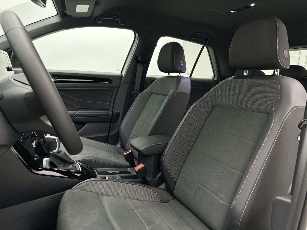 فولكس واجن T ROC T-Roc Style without Sunroof w/ Black Style 1.4L (Ref#34595) / 27,100 AED SAVINGS from New Car
