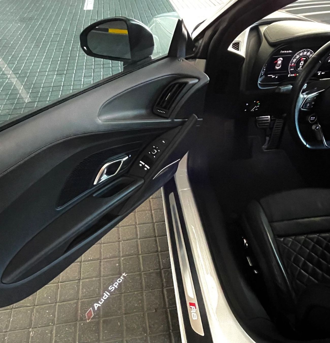 Audi R8 V10 Plus AUDI R8 SPORT PLUS | GCC | FSH | LOW MILEAGE | SUPER CLEAN