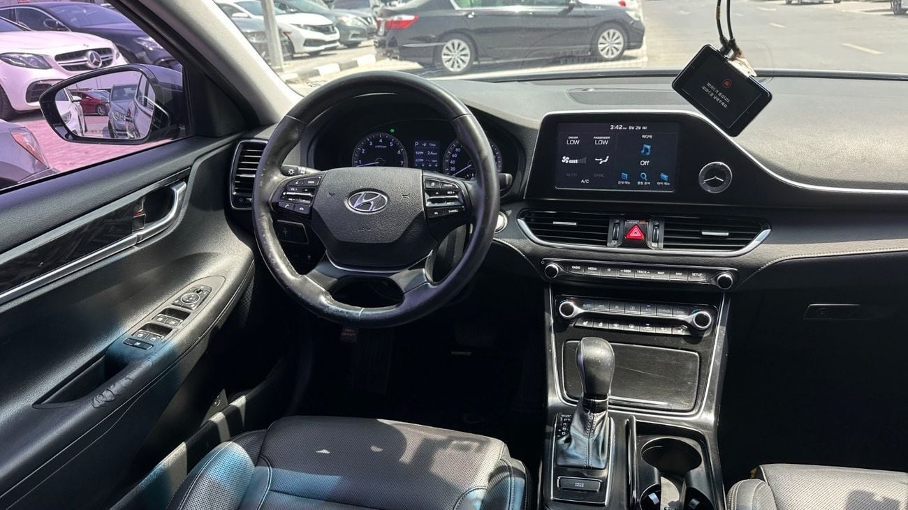 Hyundai Grandeur STD (NON GCC)