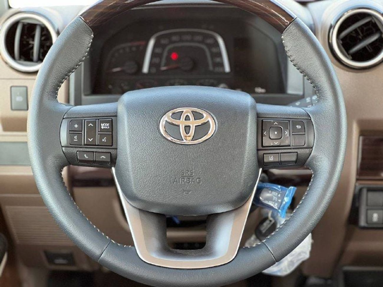 Toyota Land Cruiser 70 HT VXR LC76 4.0L PTR A/T // 2025 // FULL OPTION WITH RADAR , LEATHER SEATS , DVD&BACK CAMERA // SPEC