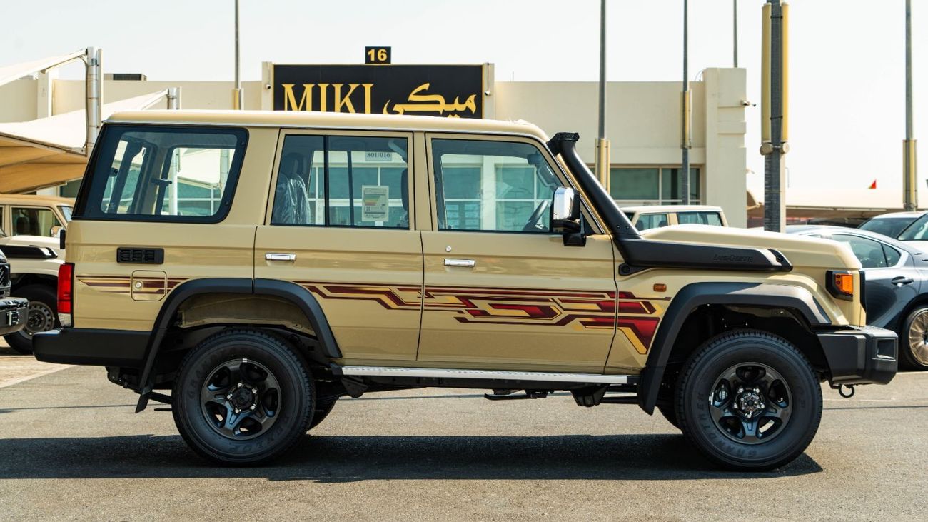 تويوتا لاند كروزر 70 Hard Top | High Option | 4.0L | V6 | Petrol | M/T (5 Doors)