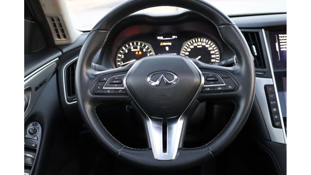 إنفينيتي Q50 سبورت خالية من الحوادث - خليجي - مكينة 3000 سي سي - السيارة بحالة الوكالة من الداخل والخارج