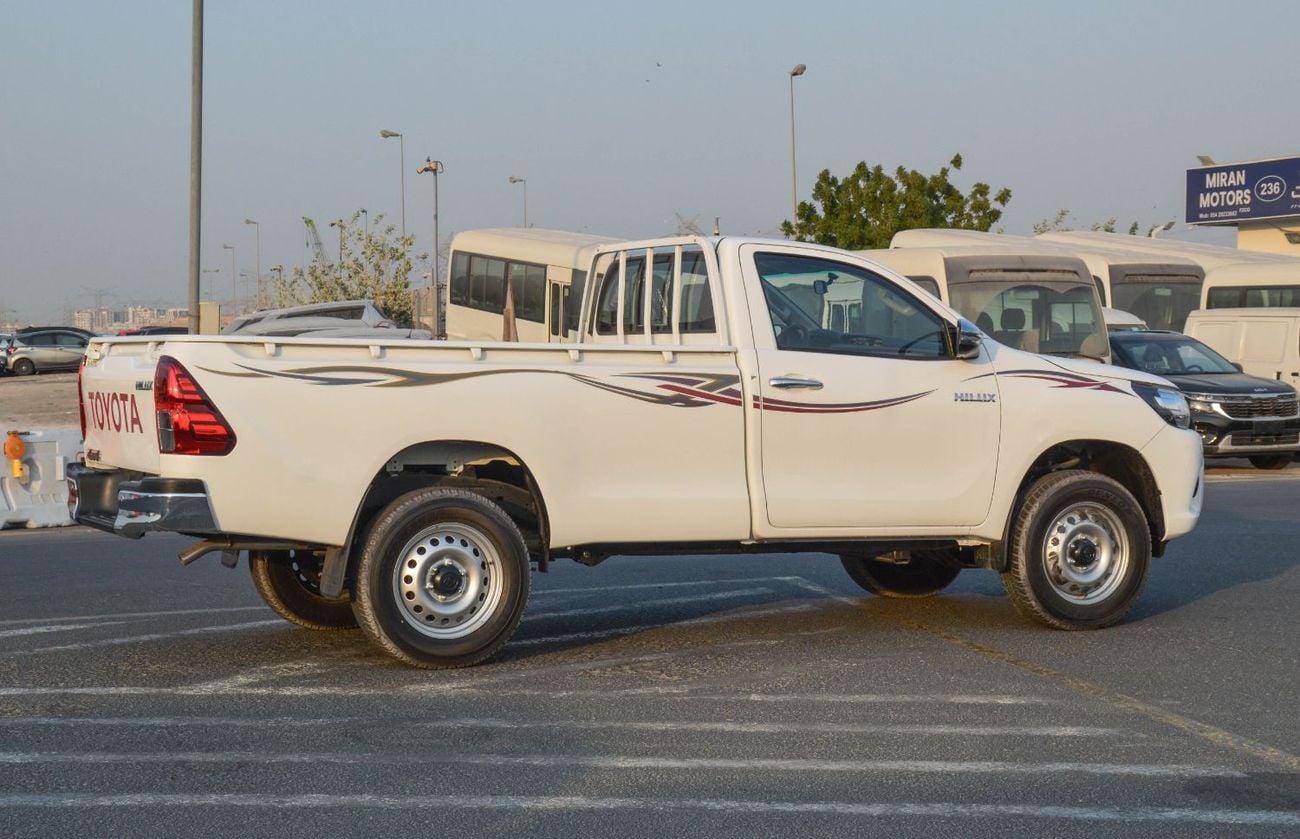 تويوتا هيلوكس 2.7L 4WD PETROL MT SC 2026
