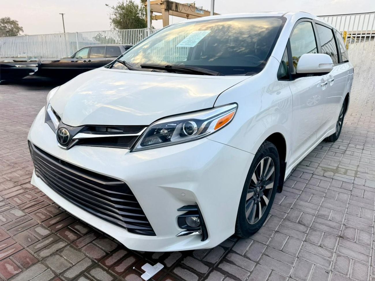 Toyota Sienna 2018 TOYOTA SIENNA XLE 360 cam  full option Ready  White