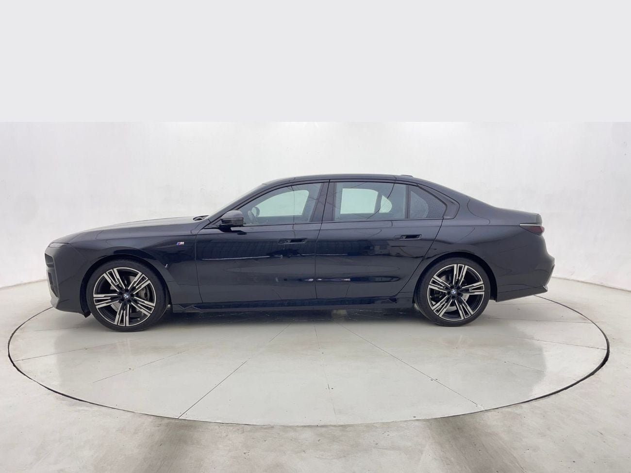 بي أم دبليو 740i 3L 2023 | 0 DP | 3942/Month | 30 Day Return | Service History