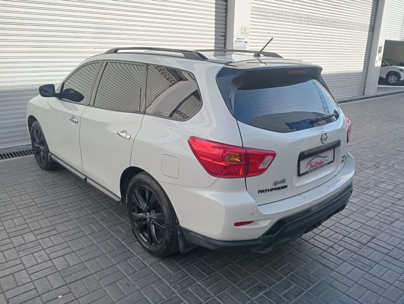 Nissan Pathfinder Midnight Edition 3.5L
