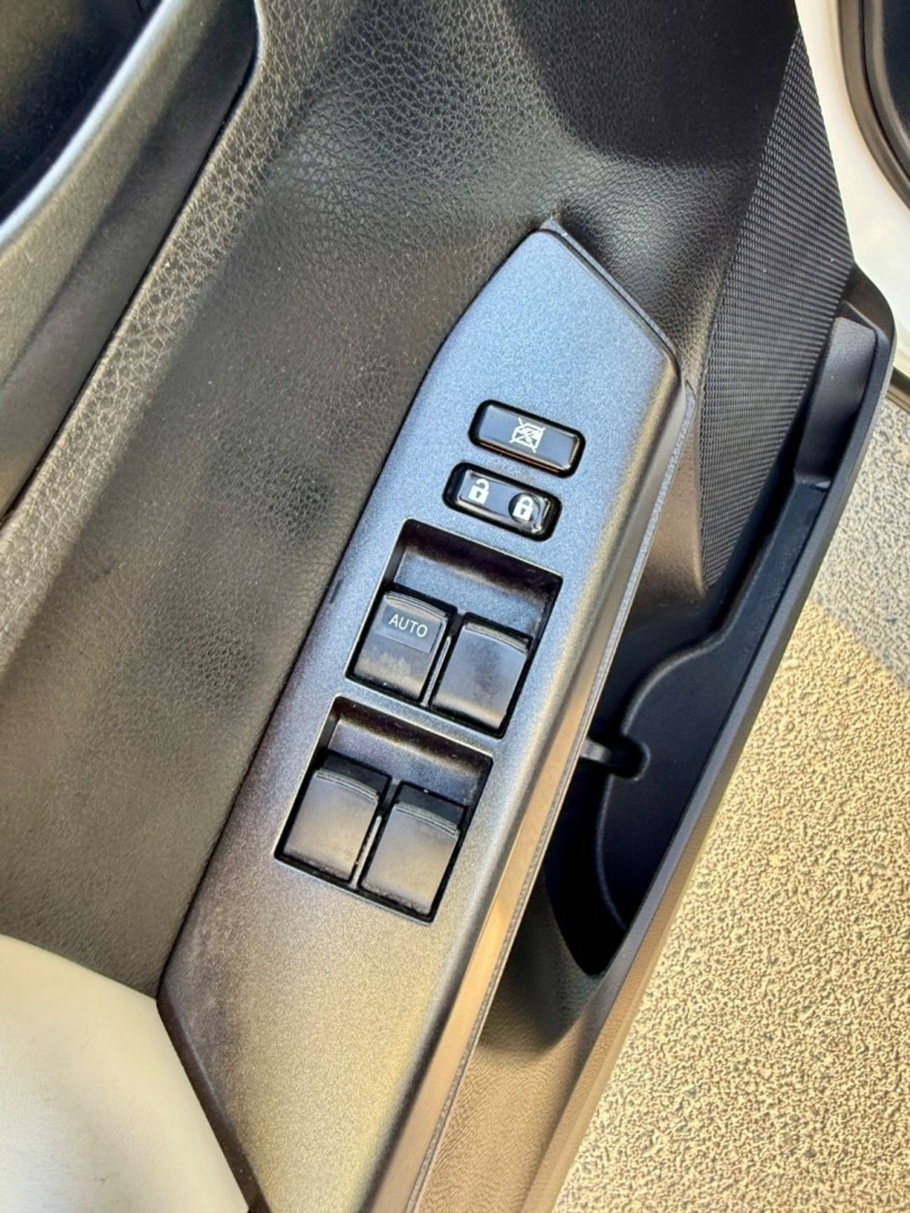 تويوتا راف ٤ LE 2.5L (219 HP) 2.5L (219 HP)