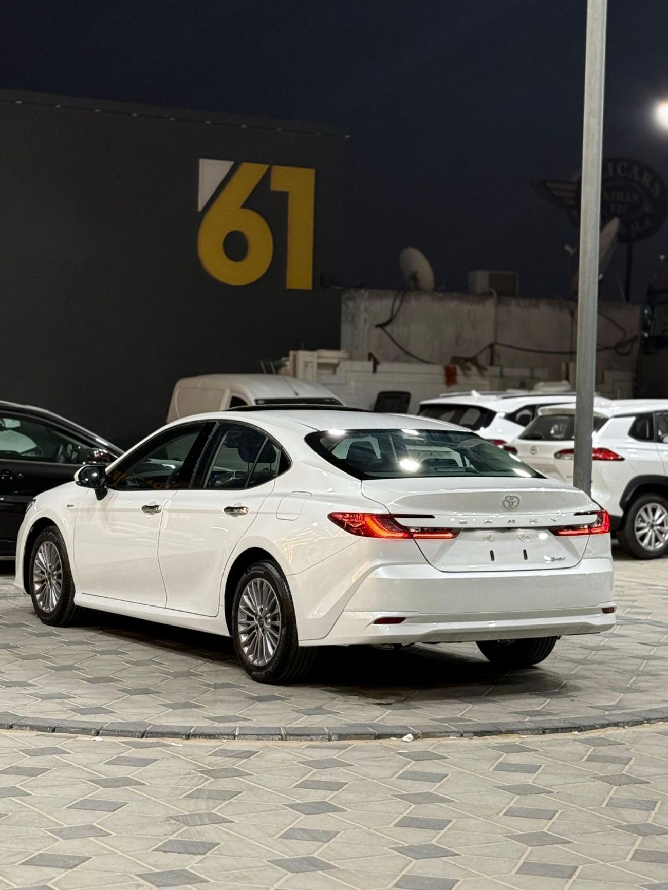 Toyota Camry (*تويوتا كامري هايبرد/ لاكجري*) *موديل* : 2025 *السعر* : 105.000 درهم  *ممشي* : صفر ك/م  (*مواصفات خ