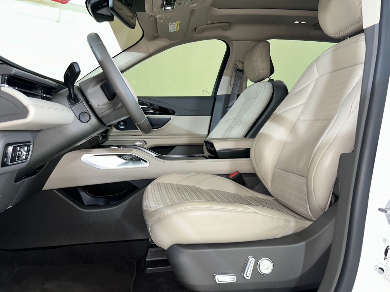 لينكولن ناوتيلوس PRESIDENTIAL /NAU425H / AL TAYER MOTORS AL QOUZ SHOWROOM