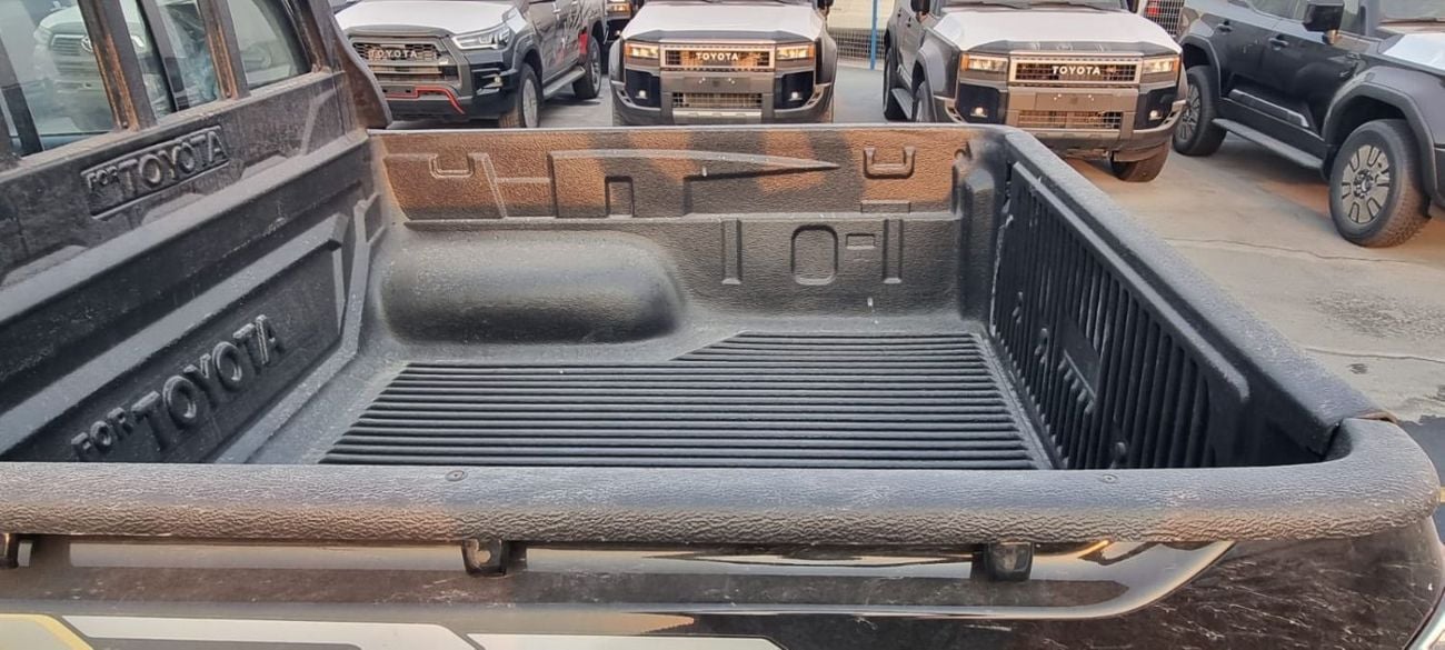 تويوتا هيلوكس SGLX TOYOTA HILUX 2.4L DIESEL 4X4 A/T LEATHER SEATS MY 2025