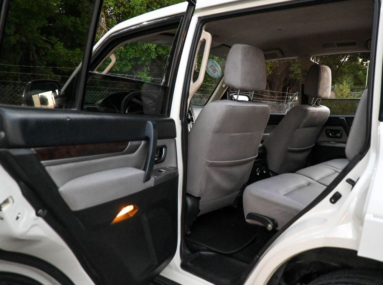 ميتسوبيشي باجيرو GLS L/L GOLD ميتسوبيشي باجيرو 2015 خليجي بحالة ممتازة Base 3.5L (7 Seater)