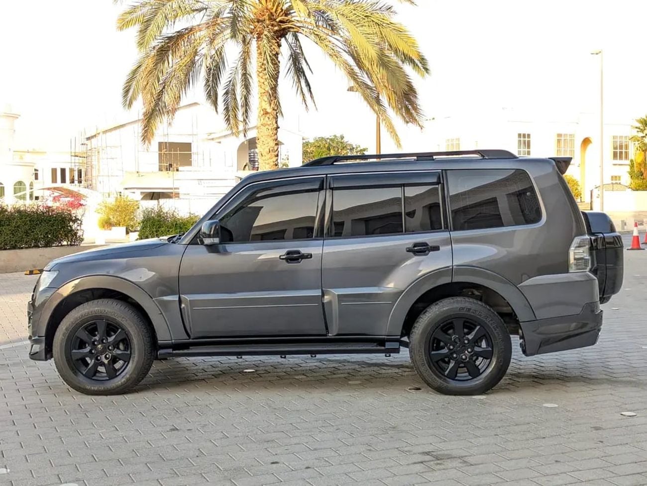 ميتسوبيشي باجيرو GLS MID OPTION GCC IN EXCELLENT CONDITION