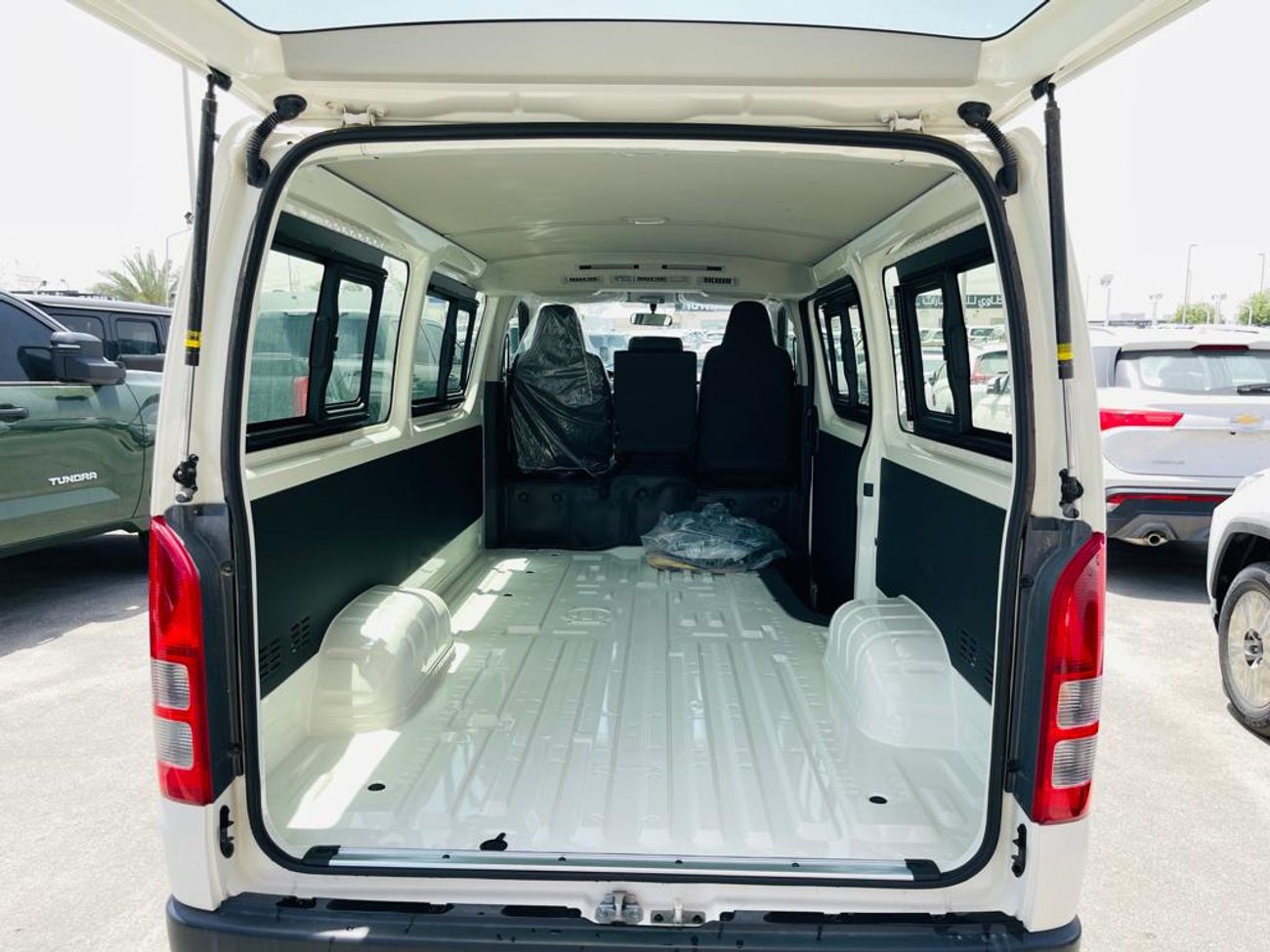 Toyota Hiace toyota hiace std 2.5l glass van