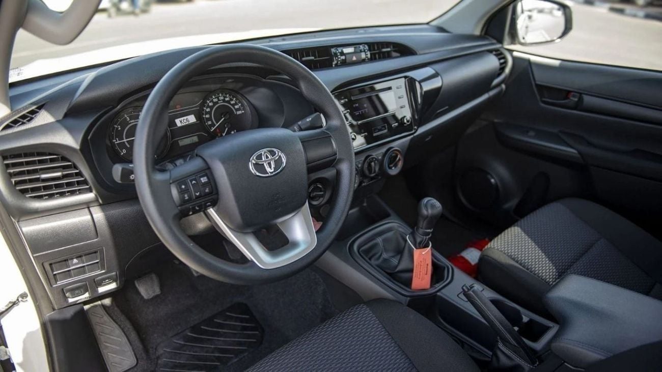 تويوتا هيلوكس GL HILUX 2.4L MED OPTION