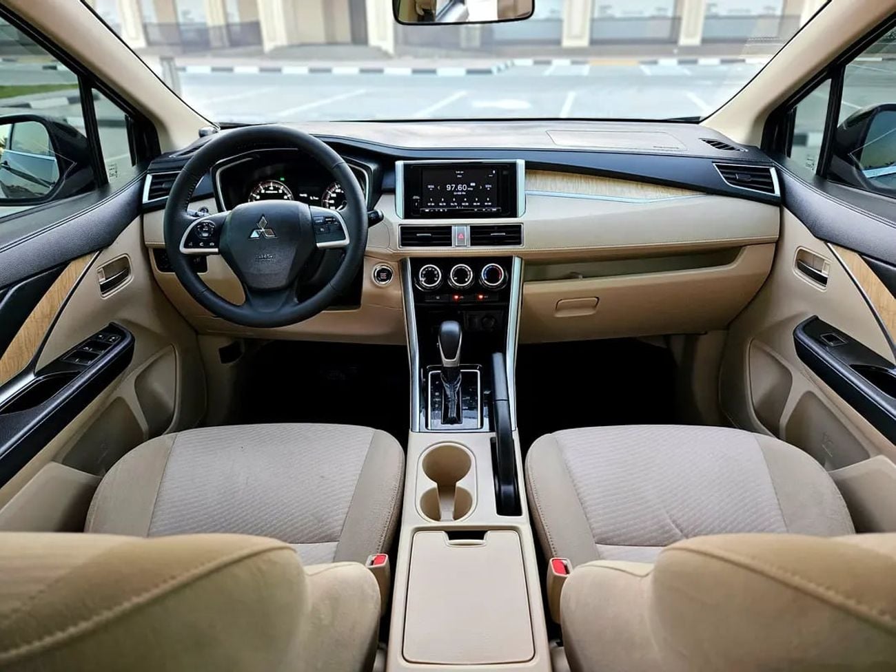 ميتسوبيشي إكسباندر GLX GCC Specs Premium Condition 7 Seater Perfect Inside Out