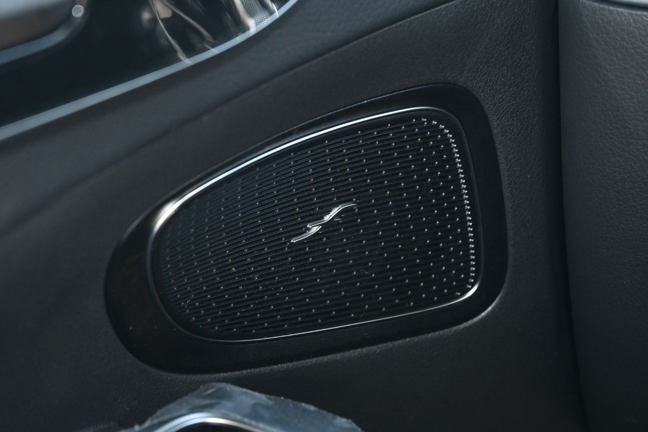 Mercedes-Benz C 200 L Mercedes-Benz C200L Full 1.5L, Petrol AT, Model 2025 Color White