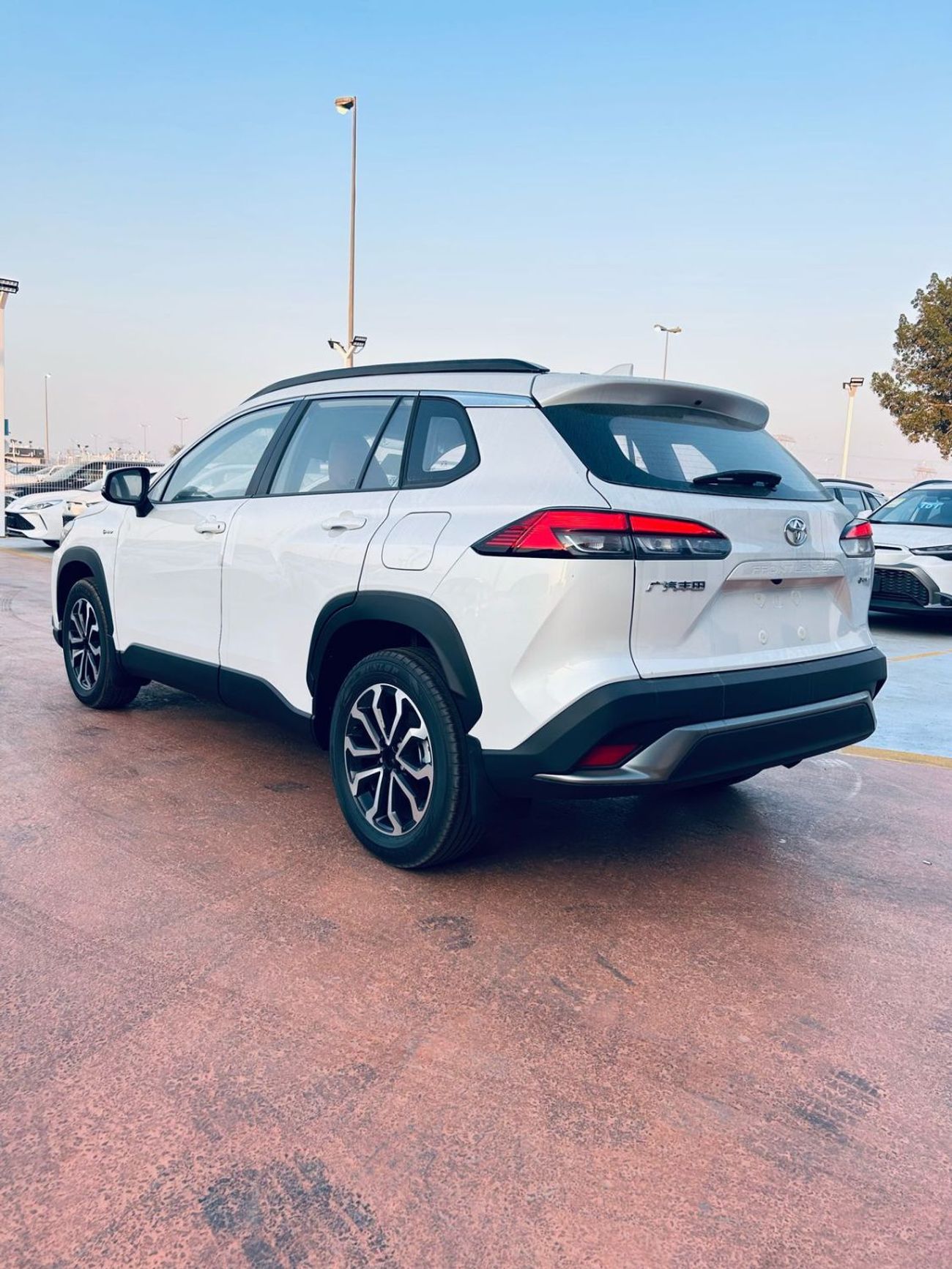 تويوتا فرونتلاندر Fully Loaded - Leather seats with 2 ton colors - Electrical Driver Seat - 5 seaters - LED lights ( F