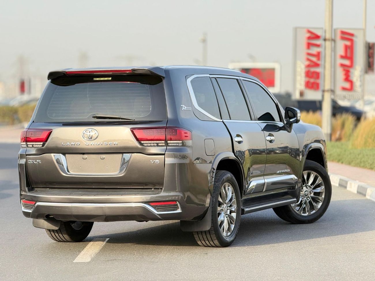 Toyota Land Cruiser Toyota Landcruiser Lc200,2015 grey colour and biegie interior ,Gcc specs LHD petrol engine..8seaters