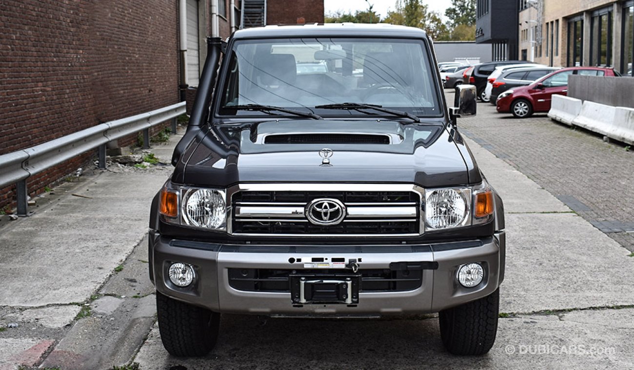 Toyota Land Cruiser Hard Top (76) 4.5 T-Diesel, 6 seats with rear difflock, winch