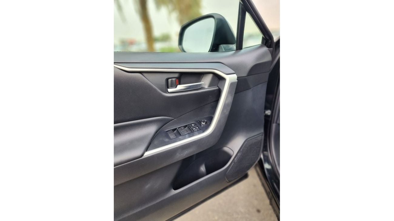 Toyota RAV4 XLE Toyota Rav4 Hybrid full option