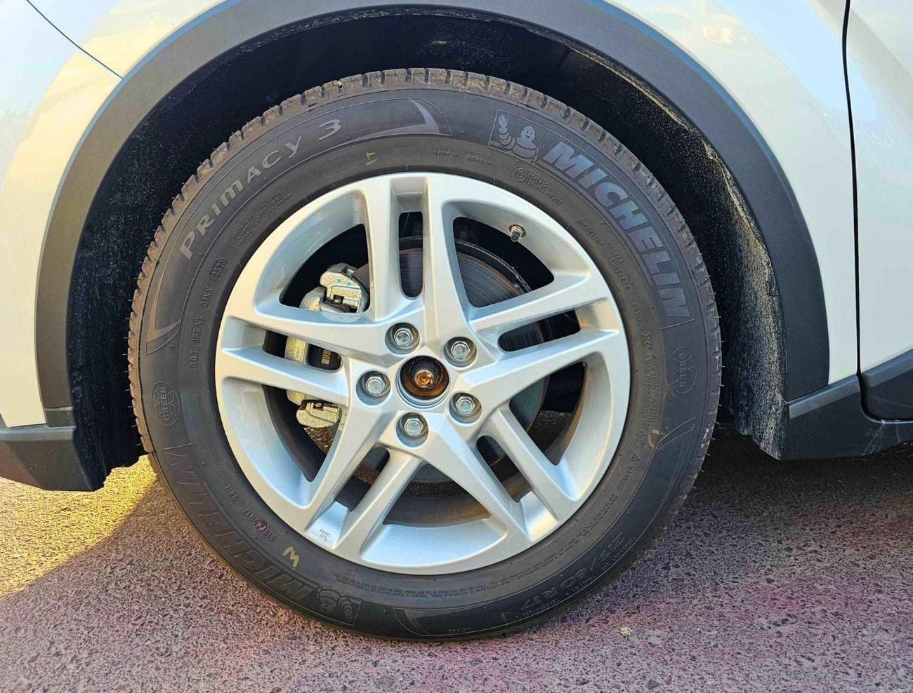 تويوتا CHR LUXURY / 1.8L HYBRID / DOUBLE TONE / PUSH START / LEATHER SEATS / FULL OPTION (CODE# 67991)