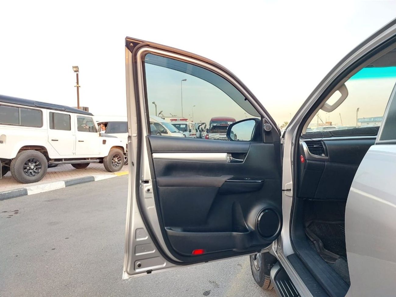 Toyota Hilux TOYOTA HILUX PICKUP RHD 2017 MODEL 2.8 L DIESEL AUTOMATIC(PM94124)