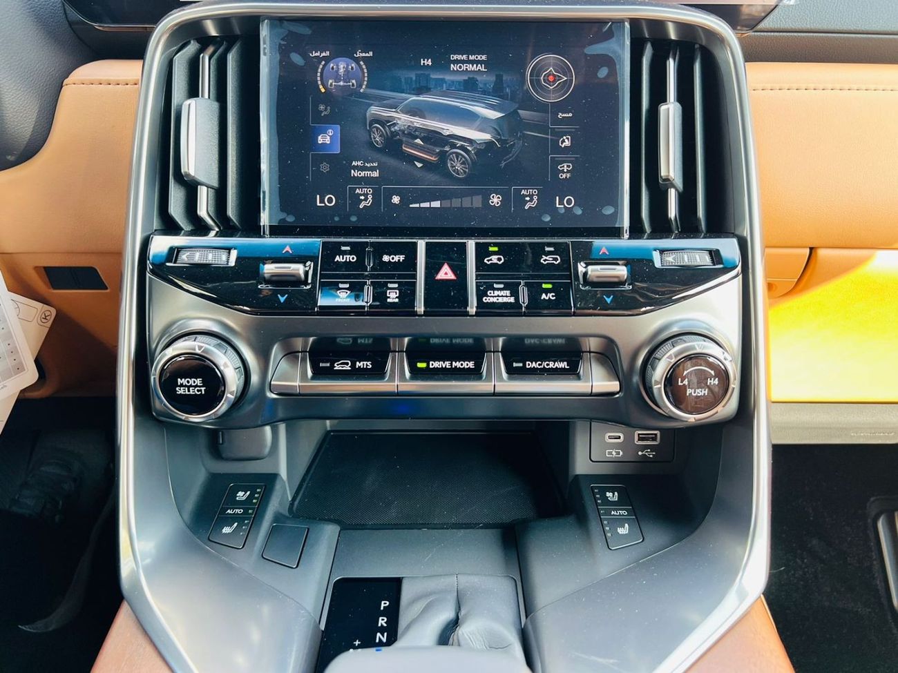 Lexus LX 600 LEXUS_LX600_SIGNATURE_2023_GCC_FULL_OPTIONS_WHITE_2024_AVAILABLE