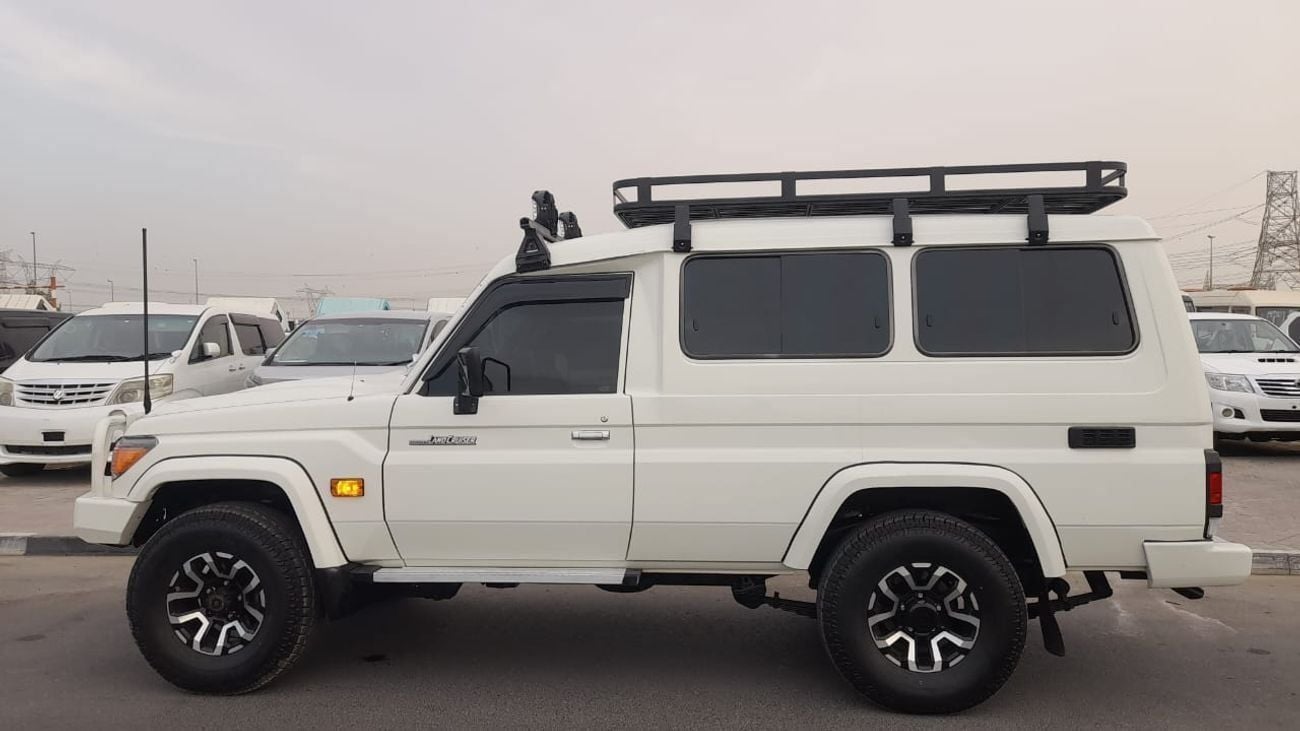تويوتا لاند كروزر Right-Hand drive 3 door troop carrier V8 1VD diesel manual