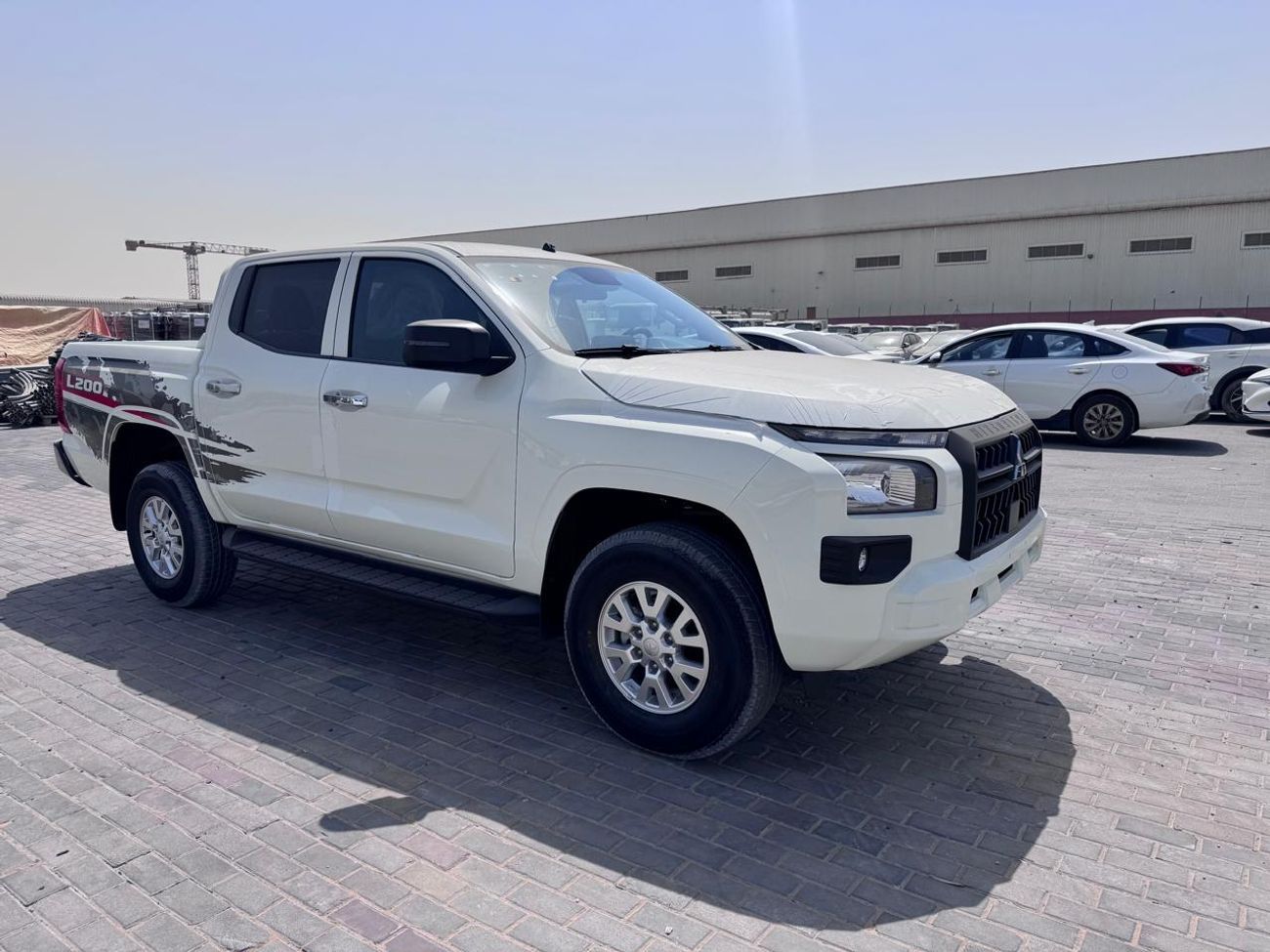 ميتسوبيشي L200 MITSUBISHI L200 Petrol Double Cabin 4WD 5MT 2.5L GLX -FULL OPTION_White